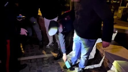 Balla con un coltello in mano al Colosseo, i controlli dei carabinieri con il metal detector