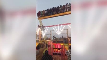 Giostra crolla durante un festival in India: un morto e 12 feriti, l'incidente ripreso in un video