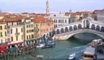 Venezia, motoscafo in avaria urta due gondole: 4 turisti sbalzati in acqua, salvati dai vigili del fuoco