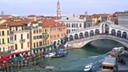 Venezia, motoscafo in avaria urta due gondole: 4 turisti sbalzati in acqua, salvati dai vigili del fuoco