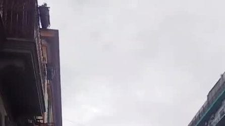 Incendio nella pizzeria "Benvenuti al Sud" a Secondigliano: gravi danni al locale