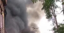 Incendio nella pizzeria "Benvenuti al Sud" a Secondigliano: il rogo ancora in corso, gravi danni al locale