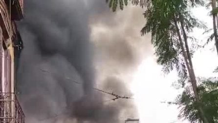 Incendio nella pizzeria "Benvenuti al Sud" a Secondigliano: il rogo ancora in corso, gravi danni al locale