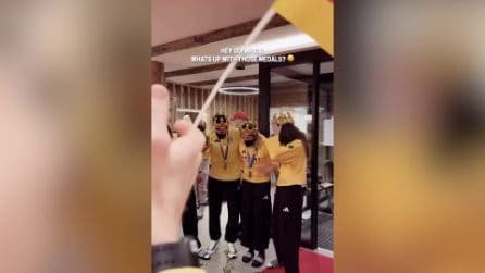 Il bronzo di Strelow si stacca dal nastro durante i festeggiamenti: è la terza medaglia rotta