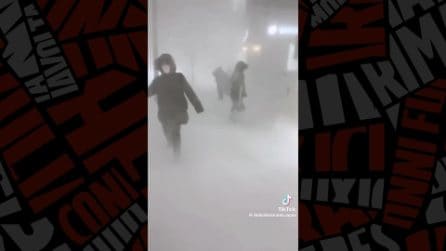Tempesta di neve in Giappone, strade sepolte sotto un muro bianco