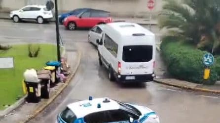 A via Bagnoli esce l'acqua dal sottosuolo, nuova buca vicino al cantiere America's Cup