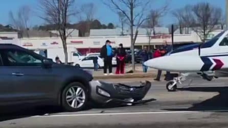 Aereo perde il motore durante il decollo e atterra su una strada trafficata