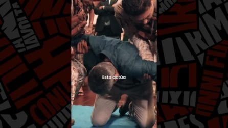 Ministro argentino prova su di sé il nuovo guanto-taser della Polizia e sviene in diretta tv