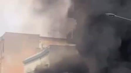 Auto ibrida si incendia a Portici, divorata dalle fiamme in pochi minuti