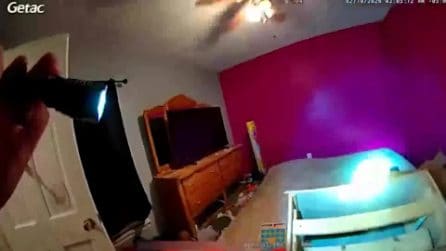 Usa, due bimbi lasciati soli in casa per giorni tra rifiuti e feci: arrestata la madre