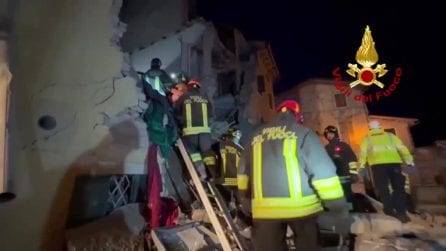 Il video della ricerca sotto le macerie dei residenti del palazzo esploso nel Veronese