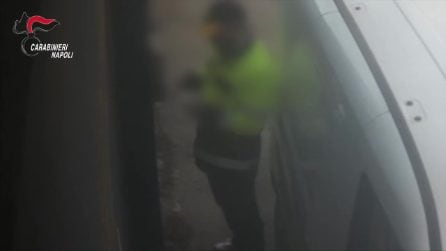 Fuorigrotta, finti postini entrano in casa di un 86enne, lo legano e rubano 25mila euro: il video della rapina