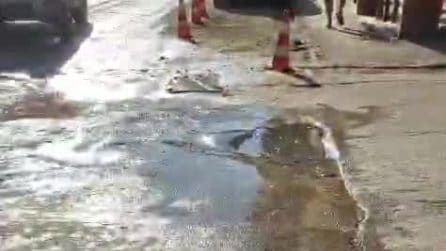 A Bagnoli palazzi senz'acqua, danni alla condotta nella strada dove passano i tir dell'America's Cup