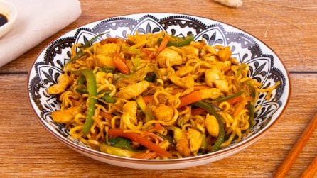NOODLES SALTATI CON POLLO E VERDURE: il piatto molto amato della cucina asiatica da fare a casa!