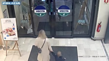 Uomo tenta di rapinare bimba di un anno al supermercato a Bergamo: video