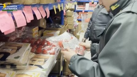 Giocattoli di carnevale 2026 falsi e pericolosi per la salute, sequestrato mezzo milione di gadget a Napoli