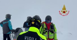 Uomo travolto da una valanga in Valtellina, proseguono le operazioni di ricerca: il video