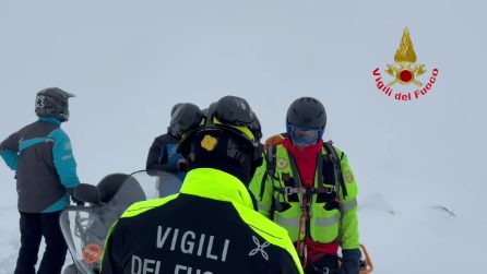 Uomo travolto da una valanga in Valtellina, proseguono le operazioni di ricerca: il video