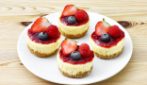 MINI CHEESECAKE con frutti di bosco: veloci da fare e senza gelatina!
