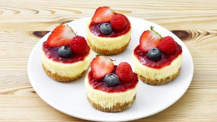 MINI CHEESECAKE con frutti di bosco: veloci da fare e senza gelatina!