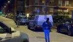 Giallo a Torino, uomo muore sgozzato in strada: accanto al corpo un coltello, cellulare e portafogli