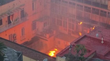 Scoppia un incendio al teatro Sannazaro di Napoli: in fiamme la cupola