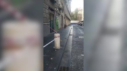 Cadono calcinacci su via Verdi a Napoli: nessun ferito, marciapiede transennato