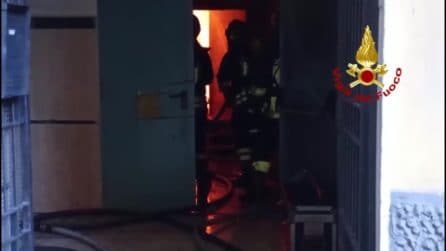 A fuoco il Teatro Sannazaro di Napoli, crolla la cupola: ignote le cause