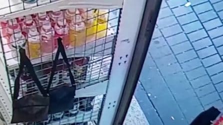 Poliziotto sequestra banconote durante un arresto