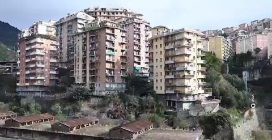 Crolla muraglione a Genova, 52 persone sfollate: le immagini sul posto