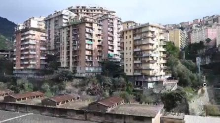 Crolla muraglione a Genova, 52 persone sfollate: le immagini sul posto