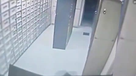 Ragazzo di 24 anni intrappolato nel caveau di una banca per tutta la notte: il video