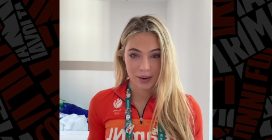 Jutta Leerdam saluta le Olimpiadi di Milano Cortina mostrando le medaglie e una lussuosa Birkin