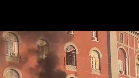 Incendio agli chalet di Mergellina, a fuoco l'insegna di Leopoldo