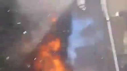 Incendio durante la sfilata di Carnevale, a fuoco un carro allegorico: paura a Nocera Superiore