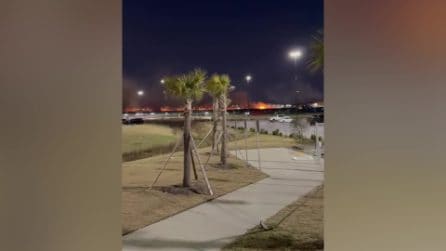 Aereo costretto ad atterraggio d'emergenza provoca una scia di fiamme: il video dell'incidente in USA