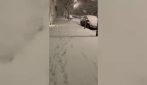 Tempesta di neve sulla East Coast, a New York strade chiuse e voli cancellati: il video