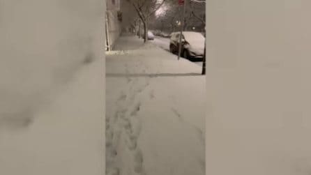 Tempesta di neve sulla East Coast, a New York strade chiuse e voli cancellati: il video