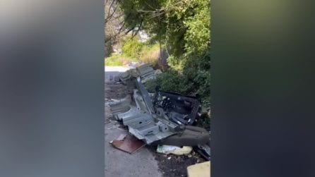 Un cimitero d'auto nel Parco dei Camaldoli a Napoli: veicoli sventrati, tagliati e fatti a pezzi