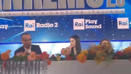 Fiorello chiama Conti durante la conferenza di Sanremo 2026: "Fai il co-conduttore de La Pennicanza"