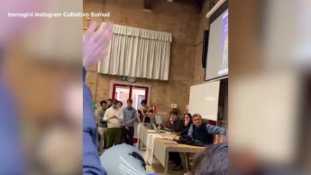 Calenda contestato all'università Ca' Foscari con il gesto della P38: il video