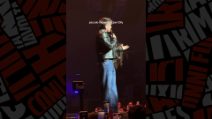 Olly scherza col pubblico sull'ustione causata da una lampada fatta prima del tour