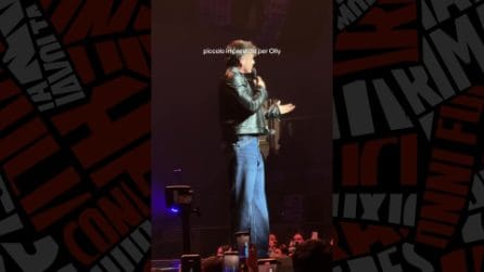 Olly scherza col pubblico sull'ustione causata da una lampada fatta prima del tour