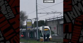 Deraglia il terzo tram a Milano, ma per Atm "è solo uscito un carrello dai binari"