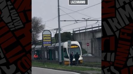 Deraglia il terzo tram a Milano, ma per Atm "è solo uscito un carrello dai binari"