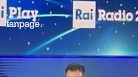 Dargen D’Amico nel mirino del Codacons per pubblicità occulta: la risposta del cantante sul fiore indossato sul palco