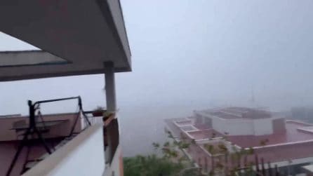 Roma si sveglia avvolta dalla nebbia fitta che copre strade e palazzi: "Sembra Milano"