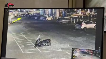 Tende un'imboscata all'ex moglie al porto di Baia e la picchia, la donna si rifugia dalla Guardia Costiera