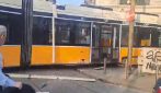 Tram deraglia a Milano e si schianta contro un palazzo: "Ferite 39 persone, un uomo è morto"
