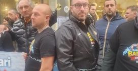 Caos a Sanremo: i balneari si incatenano vicino al teatro Ariston